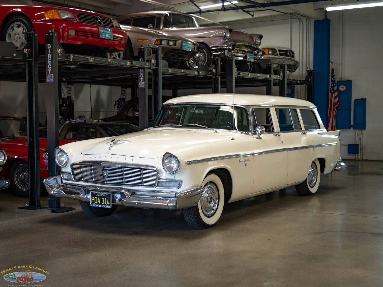 Chrysler-New-yorker-town-country-4-dr-1956