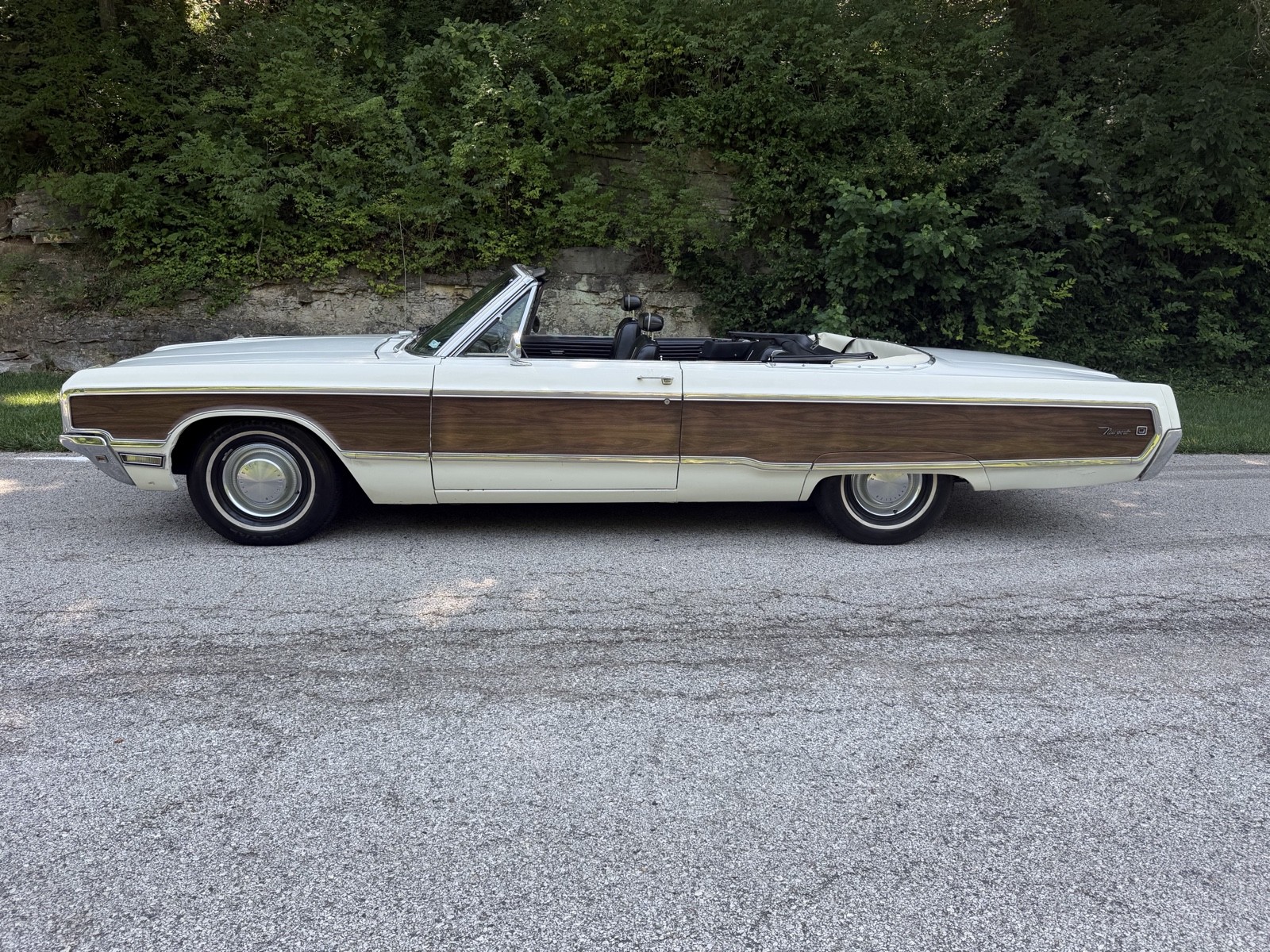 Chrysler-Newport-1968-White-Black