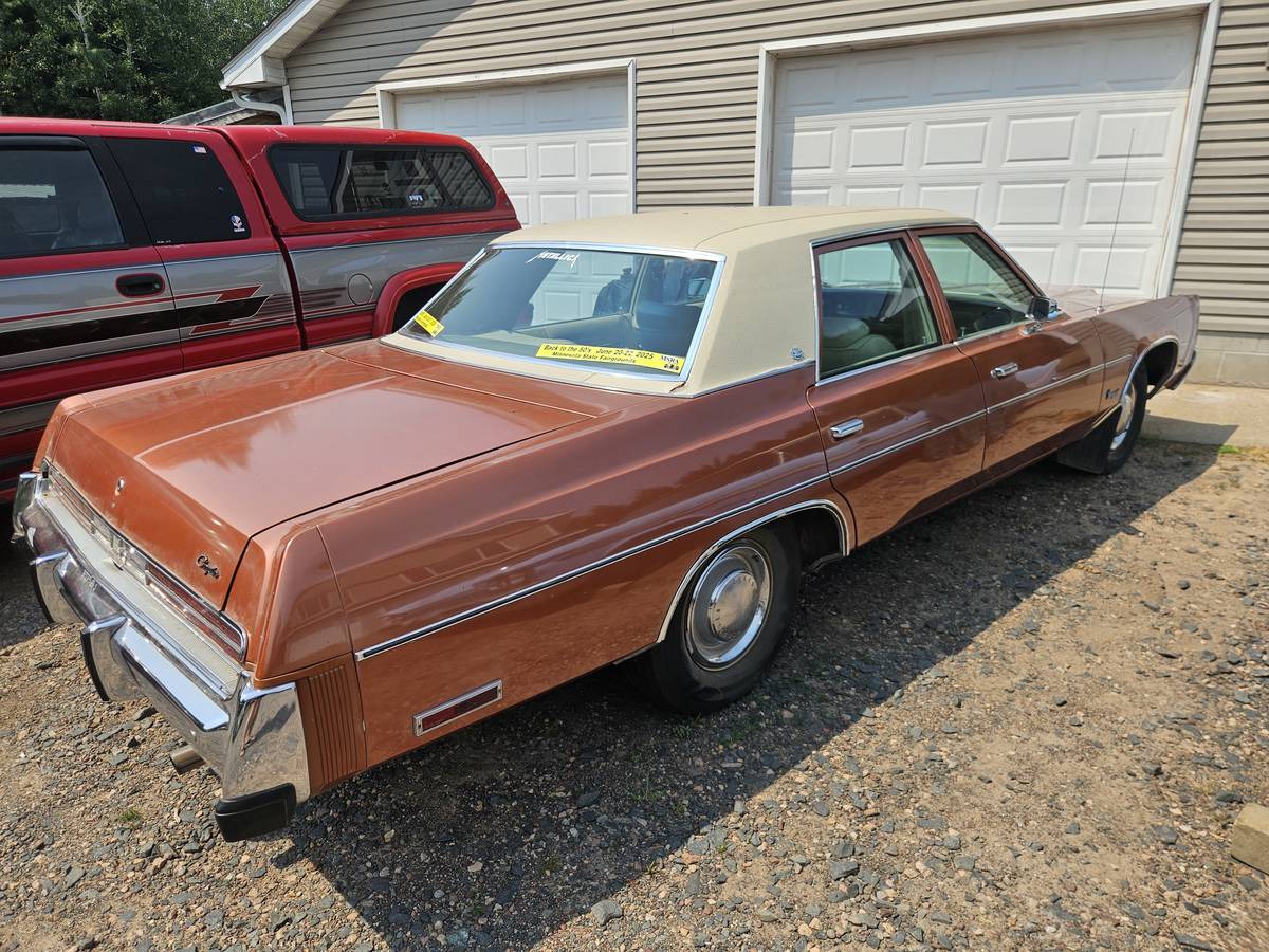 Chrysler-Newport-1977-orange