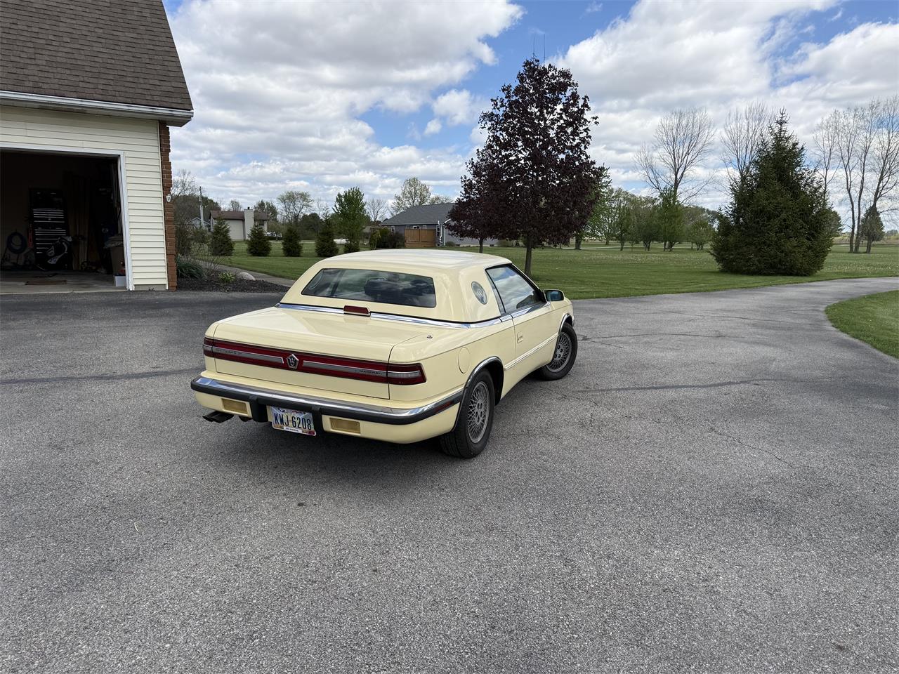 Chrysler-Tc-by-maserati-1989-Creamyellow-Tan