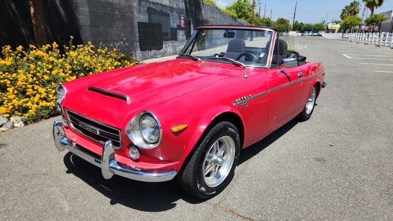 Datsun-1600-1969-Red-Black