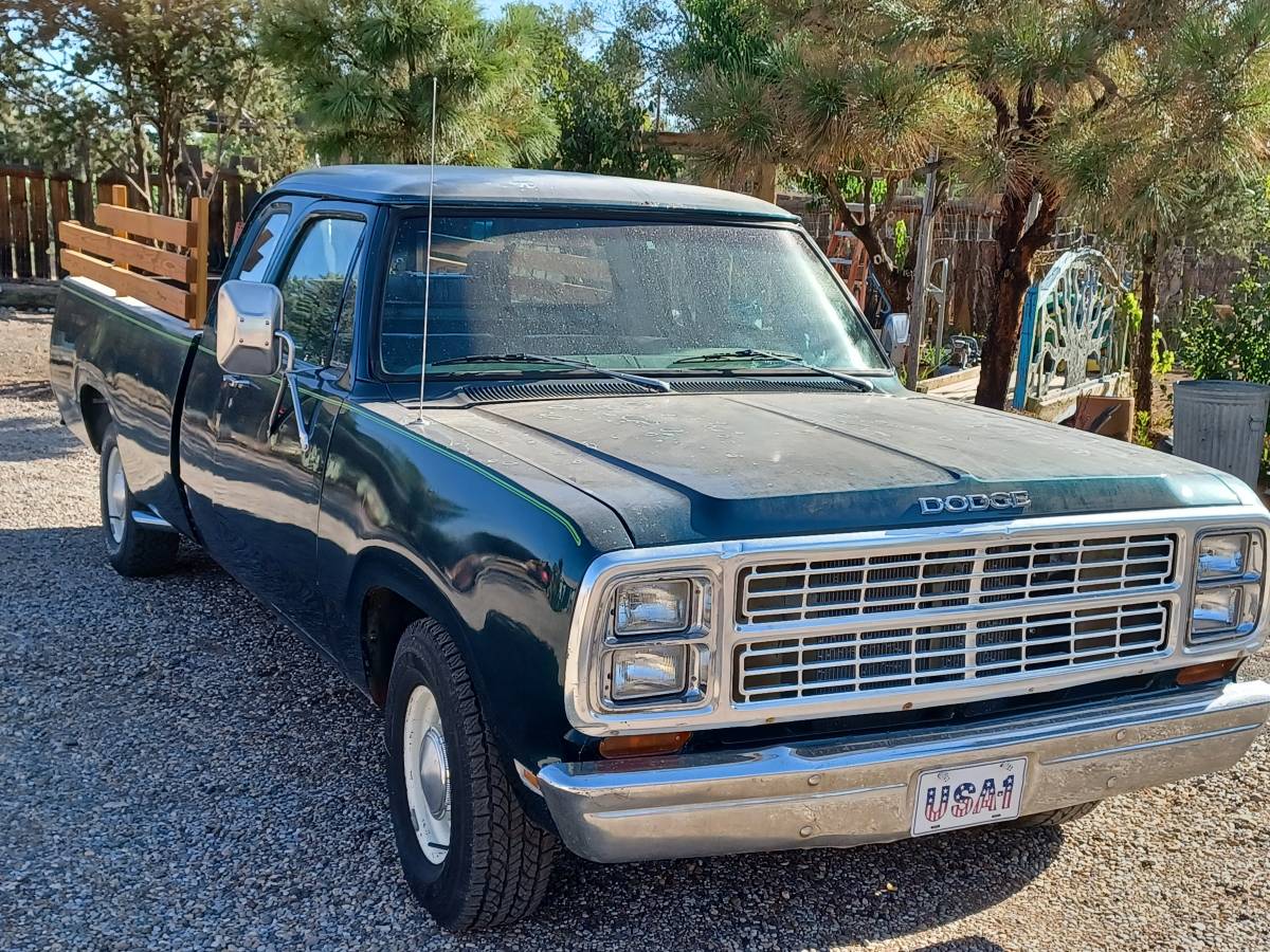 Dodge-150-club-cab-long-bed-pickup-1979-green