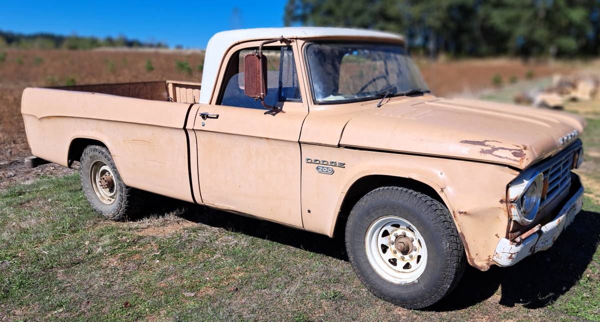 Dodge-200-1967-brown