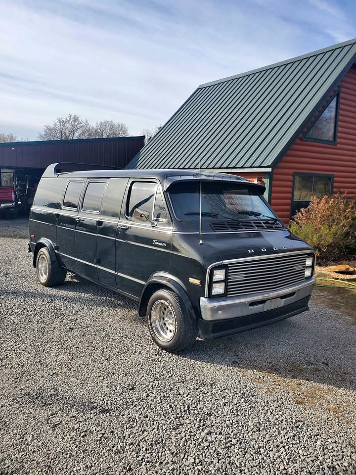 Dodge-B-200-1977