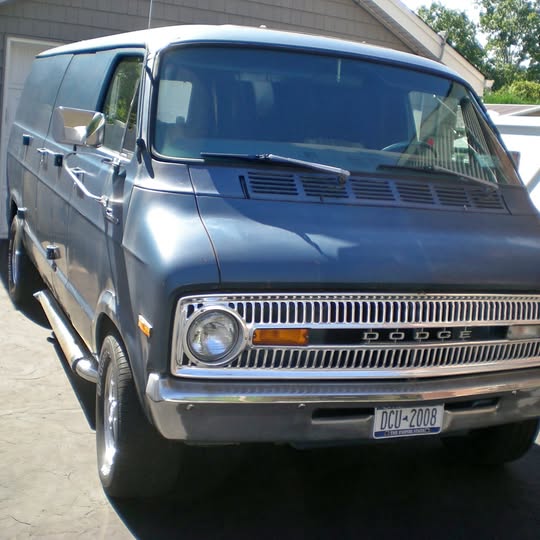Dodge-B100-tradesman-1973