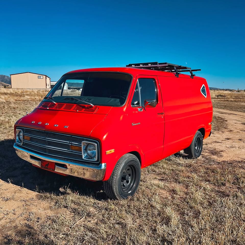 Dodge-B100-tradesman-v8-1974
