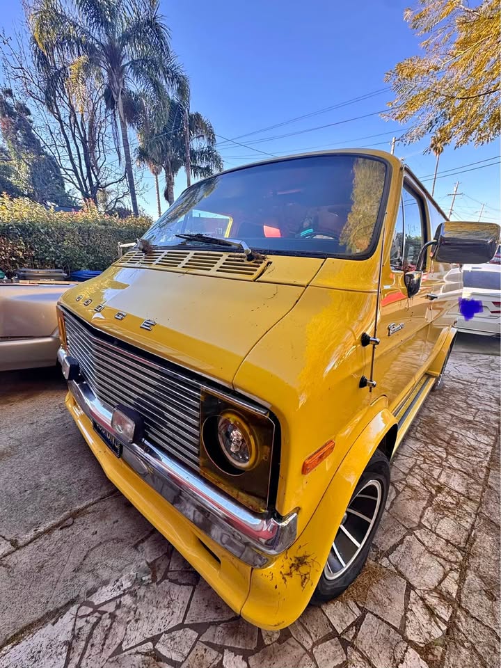 Dodge-B200-1977