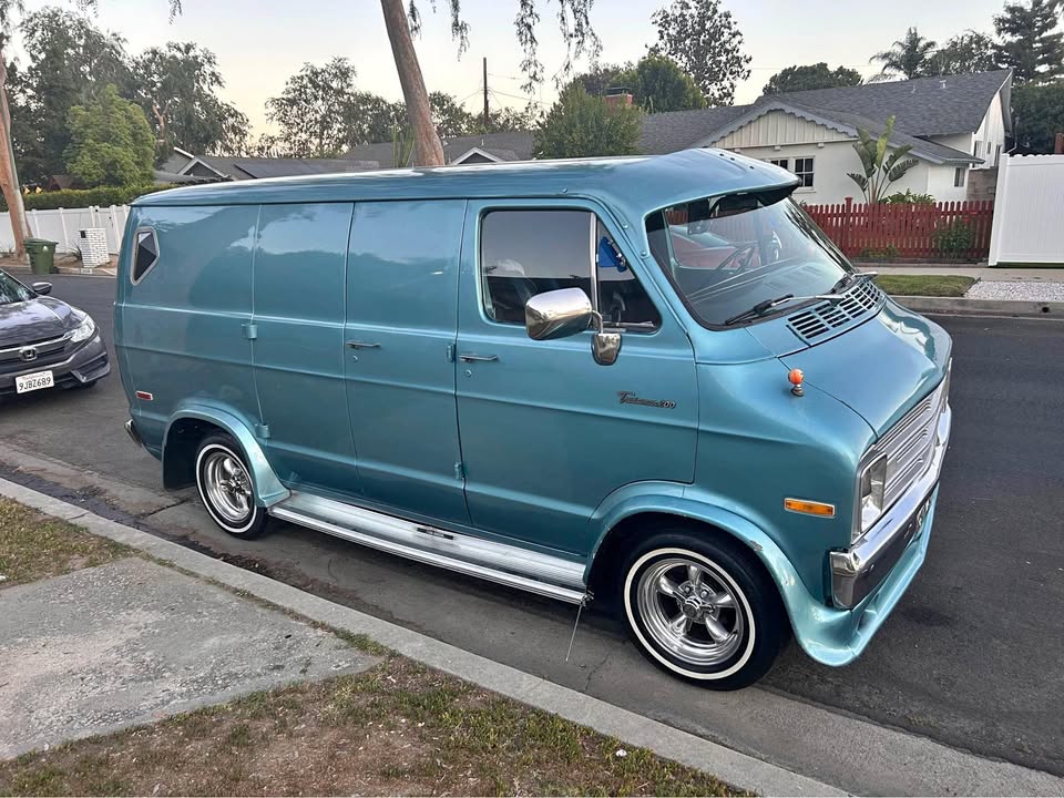 Dodge-B200-1977