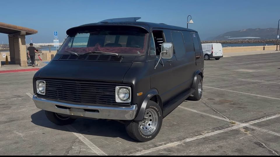 Dodge-B200-boogie-van-1977