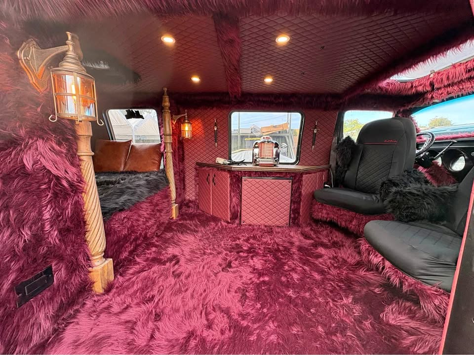 Dodge-B200-boogie-van-rebuilt-360engin-1977