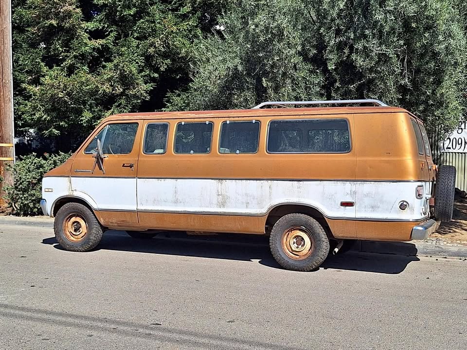 Dodge-B200-sportsman-van-1974