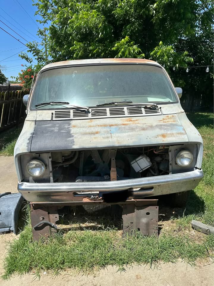 Dodge-B200-van-1977