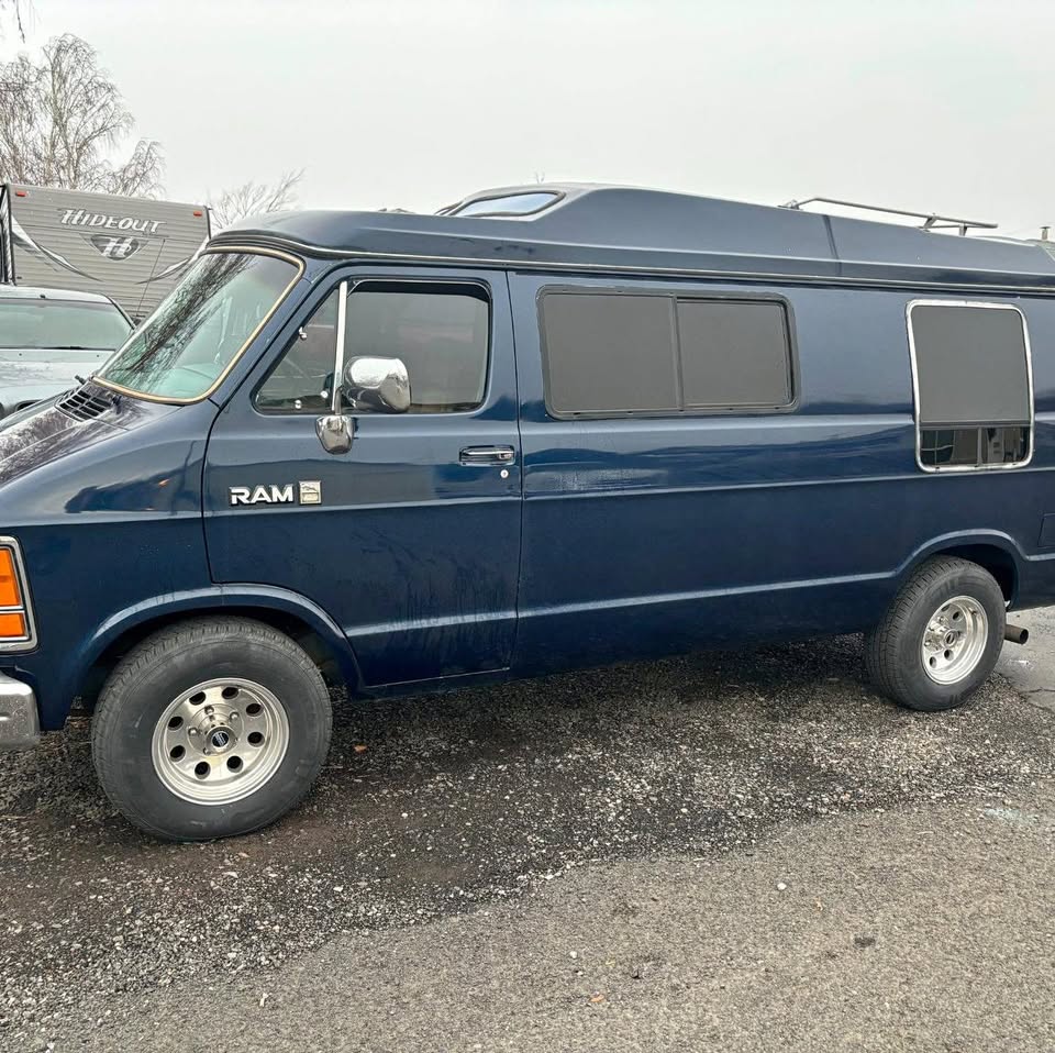 Dodge-B250-van-1986