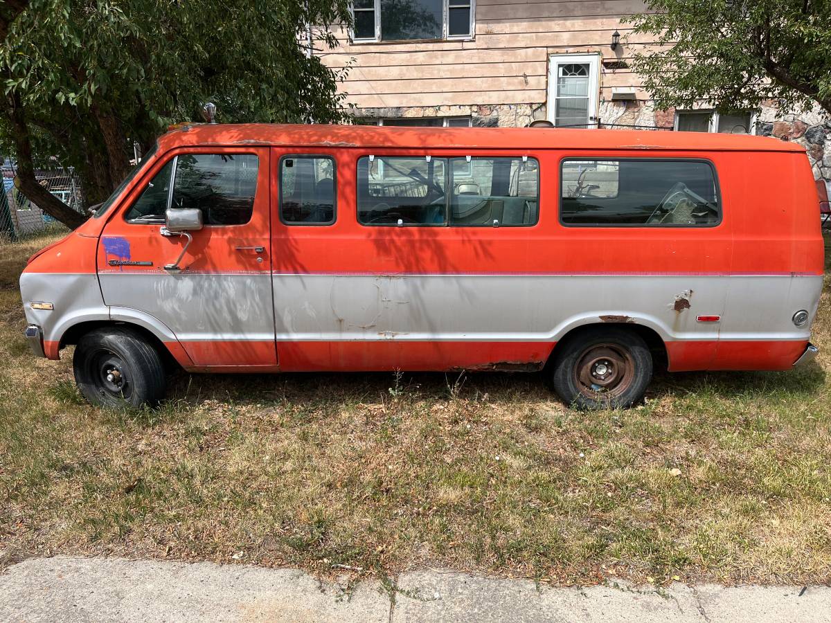 Dodge-B300-maxi-van-1974-orange