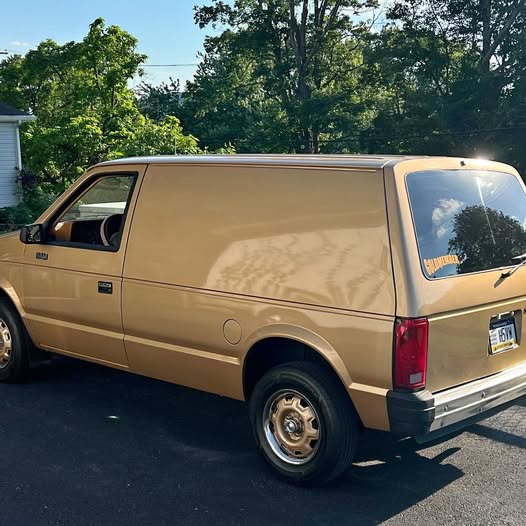 Dodge-Caravan-1985