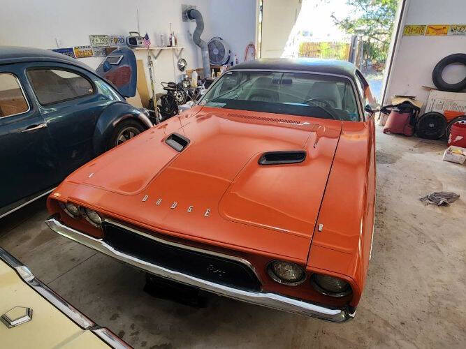 Dodge-Challenger-1973-Orange-Black-Top-White