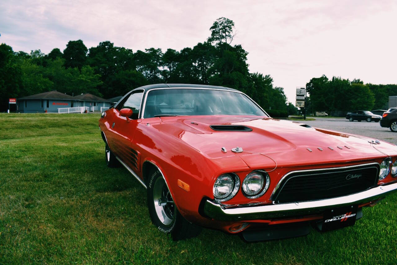 Dodge-Challenger-1973-Red-Black
