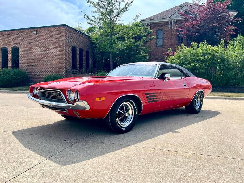 Dodge-Challenger-1973-Red-Black