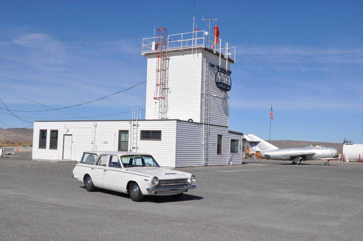 Dodge-Dart-wagon-1964-white