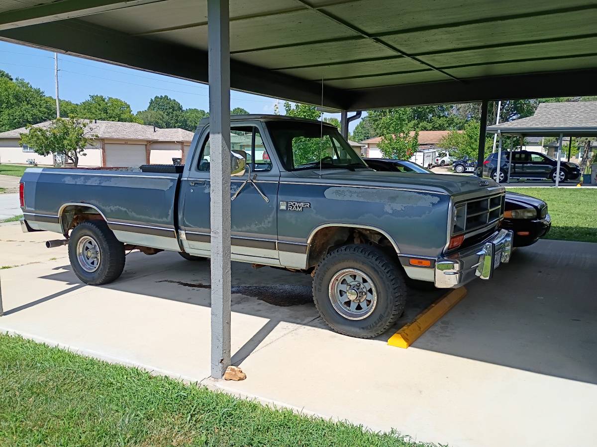 Dodge-Power-ram-w150-se-1986-blue