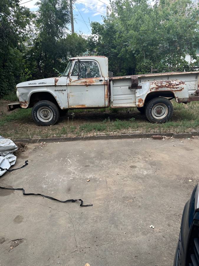Dodge-Power-wagon-1966-grey