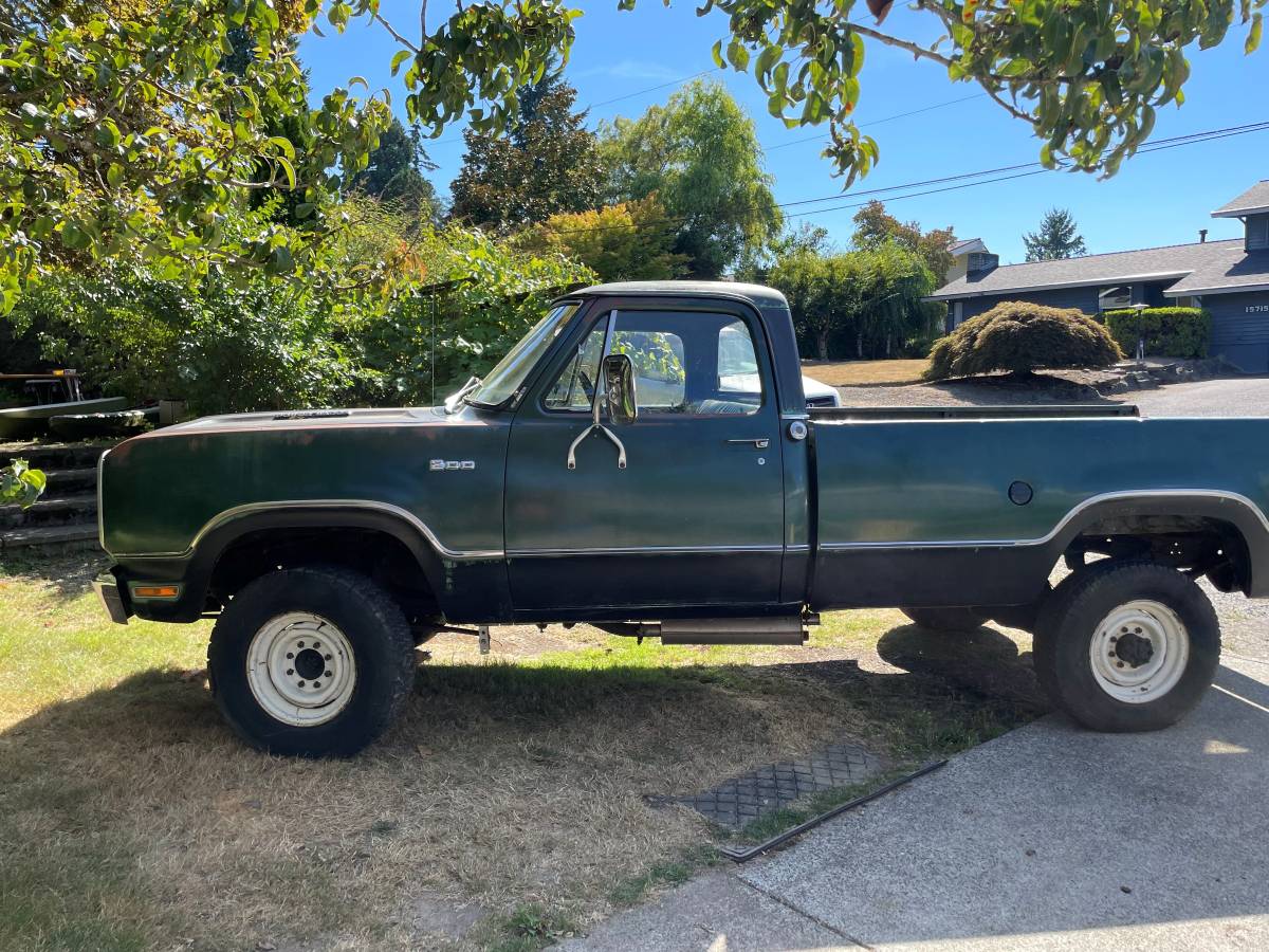 Dodge-Power-wagon-1975-green