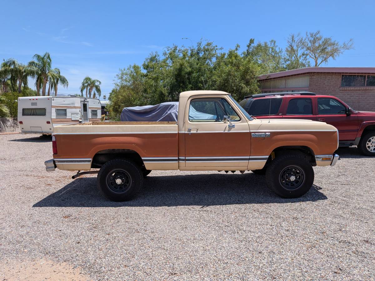 Dodge-Power-wagon-4x4-shortbed-1980-custom