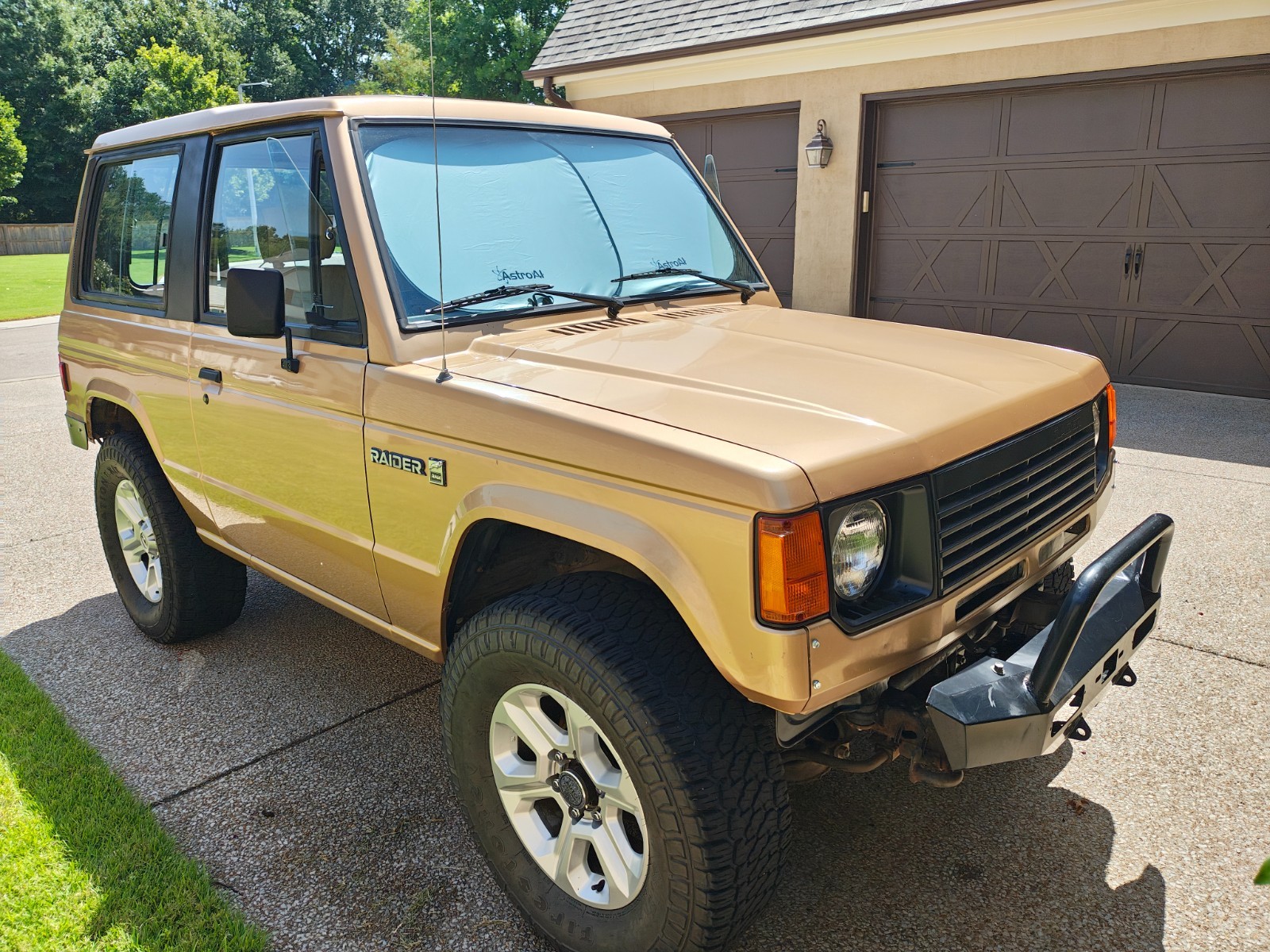 Dodge-Raider-1988-SUV-Tan
