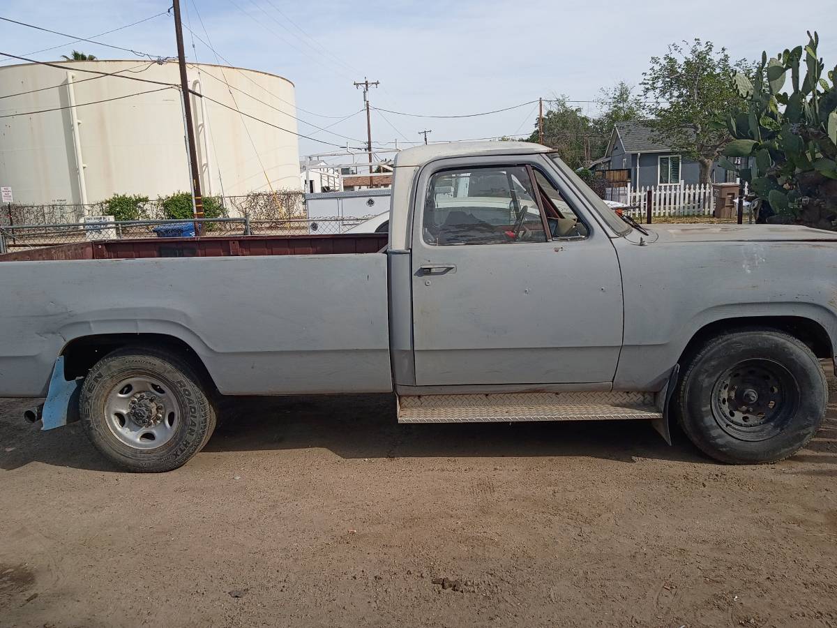 Dodge-Ram-2500-1977-custom