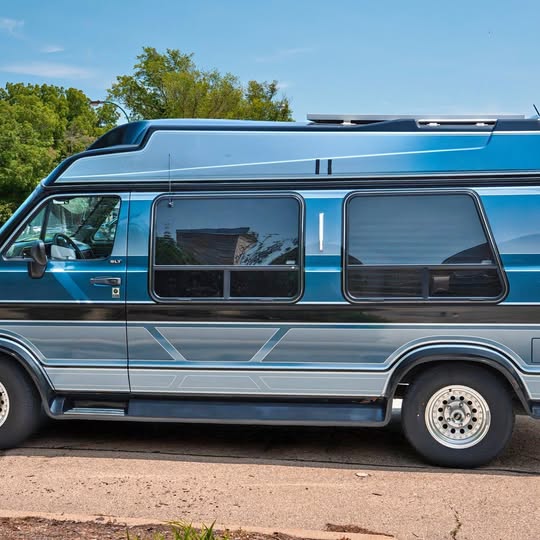 Dodge-Ram-b2500-high-top-travel-van-1995