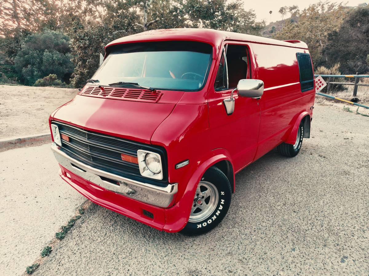 Dodge-Ram-van-1500-1977-red