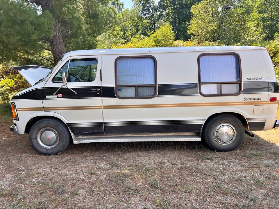 Dodge-Ram-van-1500-1984