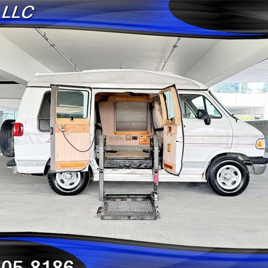 Dodge-Ram-van-2500-108k-miles-wheelchair-van-braun-side-power-lift-1996