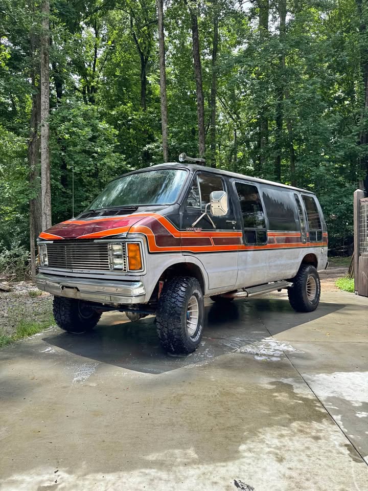 Dodge-Ram-van-2500-1979