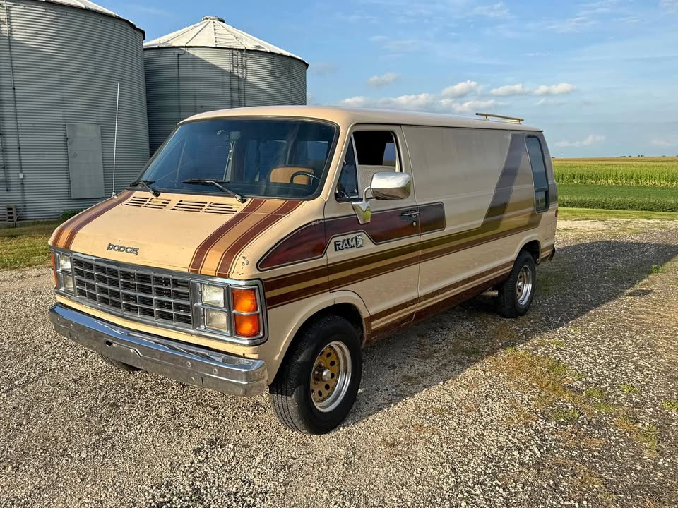 Dodge-Ram-van-2500-1984