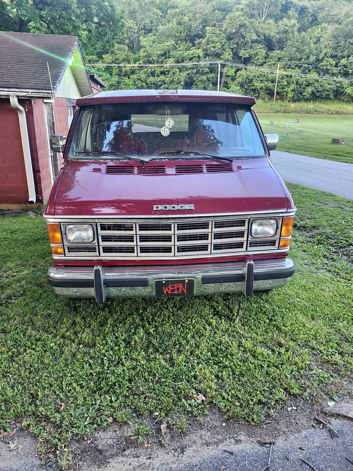 Dodge-Ram-van-2500-1986