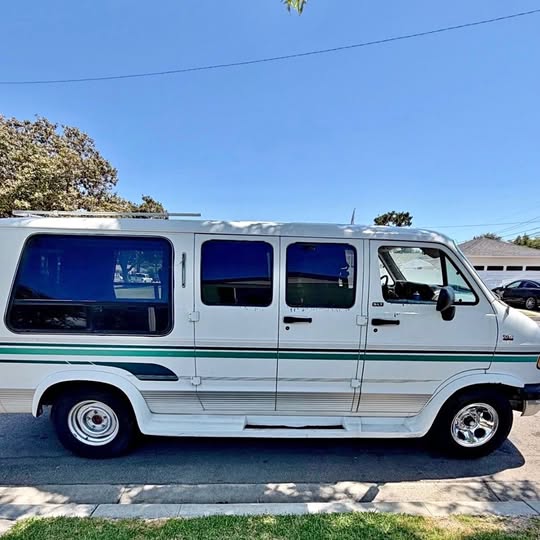 Dodge-Ram-van-2500-1995
