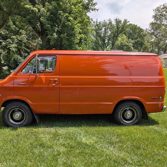 Dodge-Ram-van-b150-1973