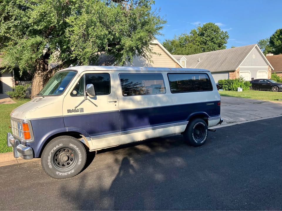 Dodge-Ram-van-b150-1985