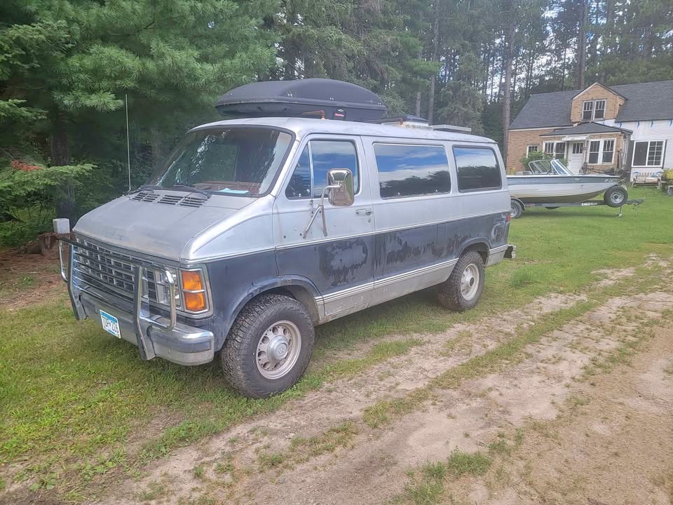 Dodge-Ram-van-b150-1985