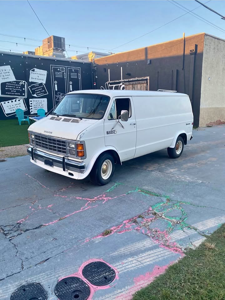 Dodge-Ram-van-b150-1985