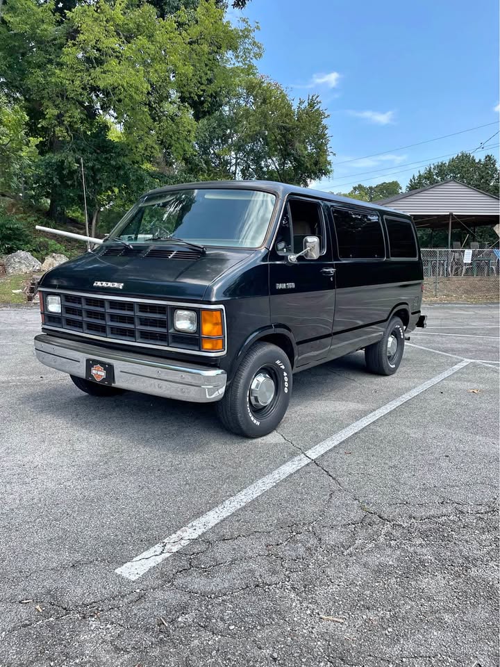 Dodge-Ram-van-b150-1992
