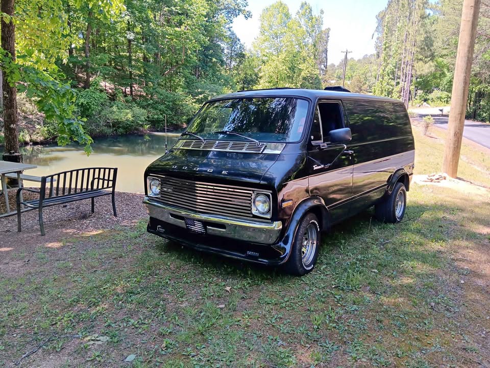 Dodge-Ram-van-b250-1976