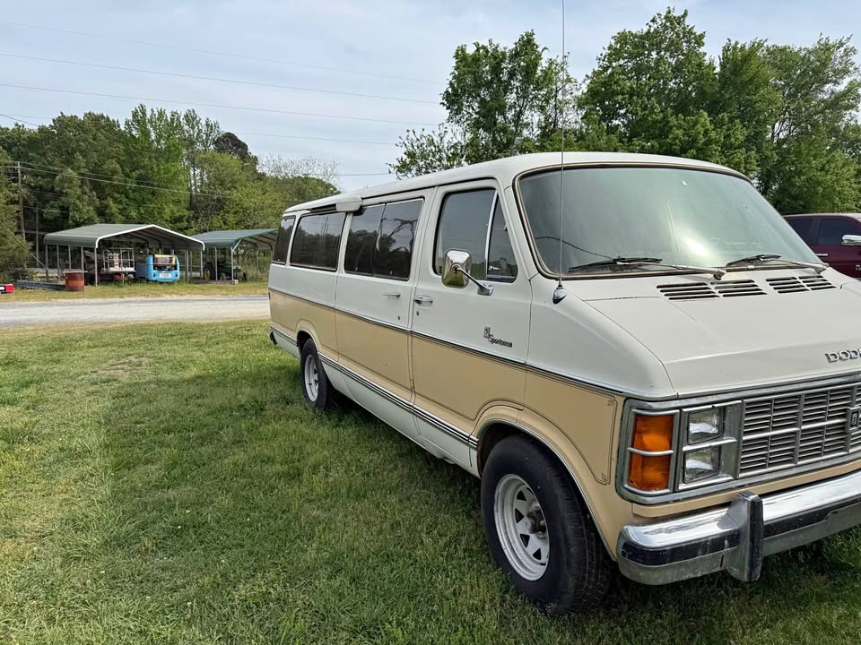 Dodge-Ram-van-b250-1979