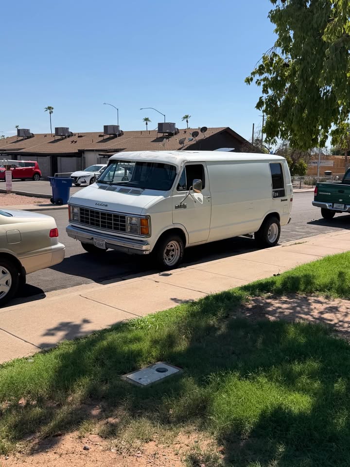 Dodge-Ram-van-b250-1984