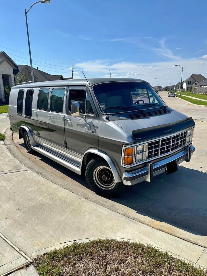 Dodge-Ram-van-b250-1985