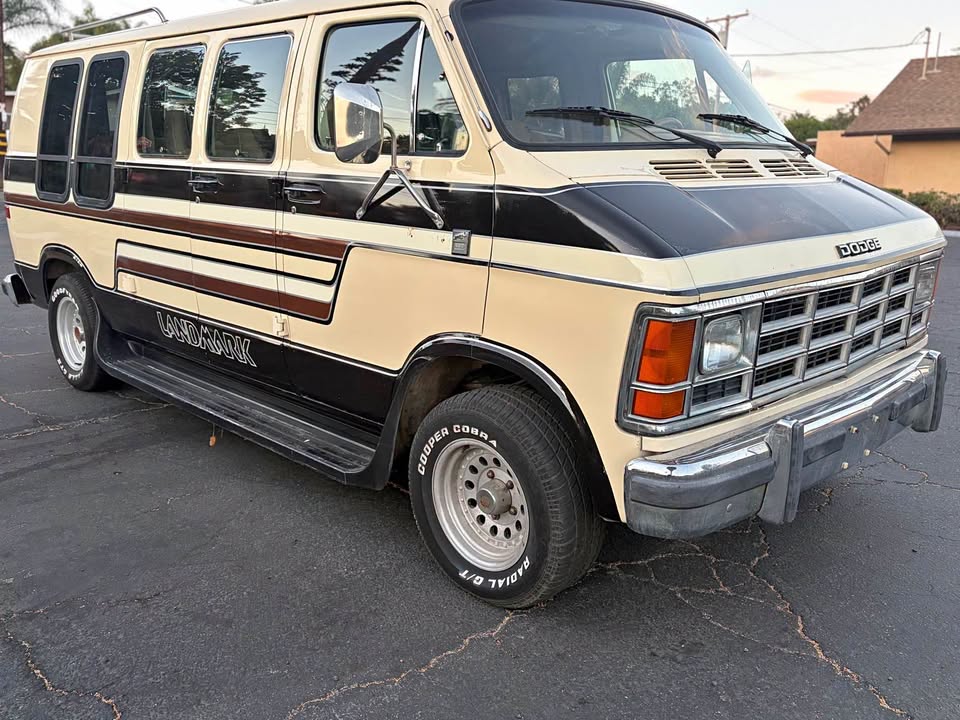 Dodge-Ram-van-b250-1986