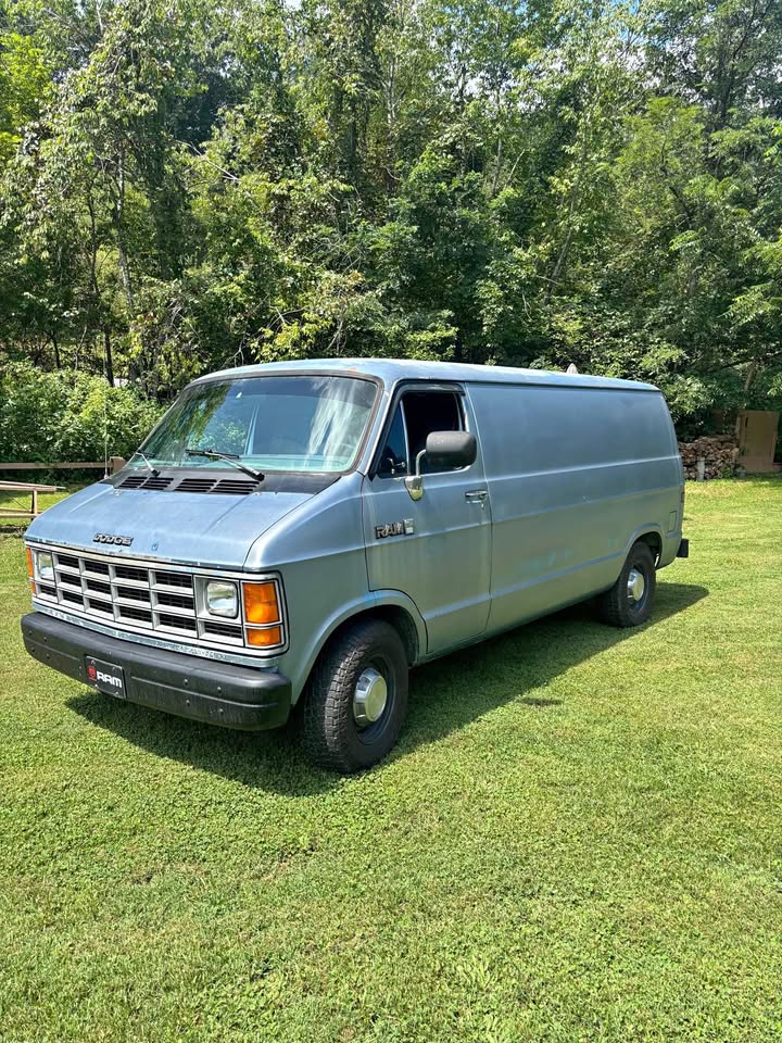 Dodge-Ram-van-b250-1989