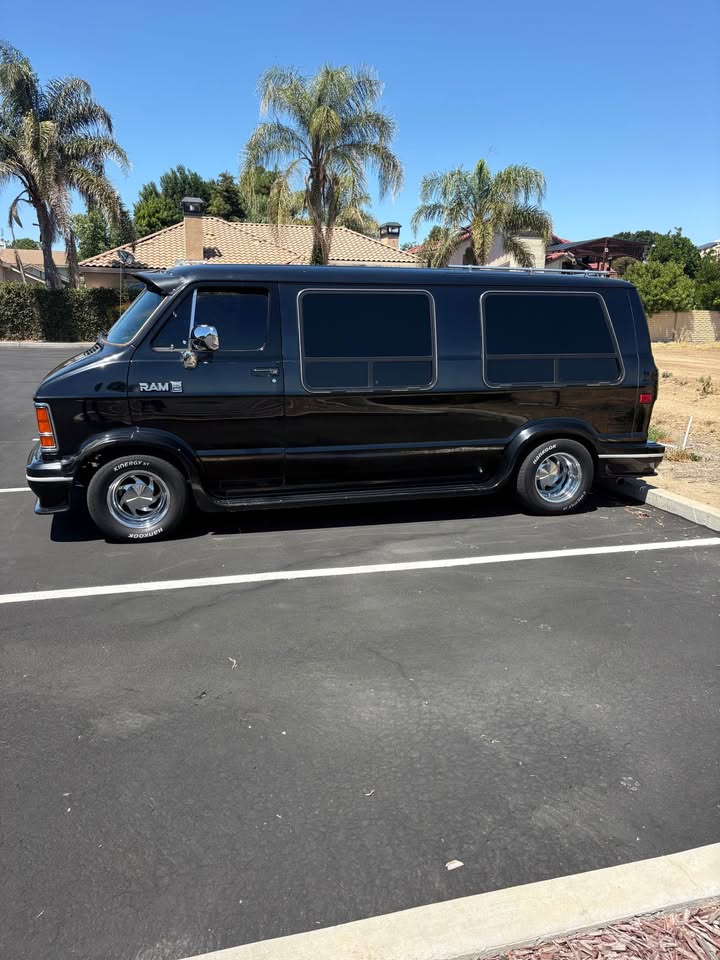 Dodge-Ram-van-b250-1990