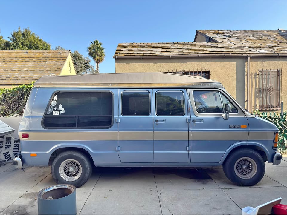 Dodge-Ram-van-b250-1990